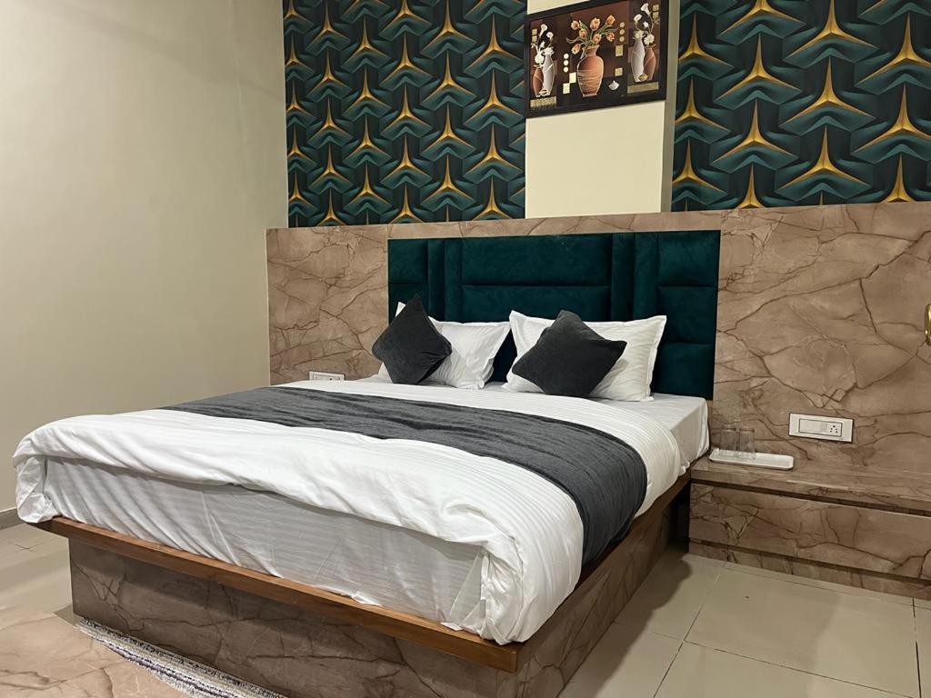 Hotel Sunrise فَدودارا المظهر الخارجي الصورة